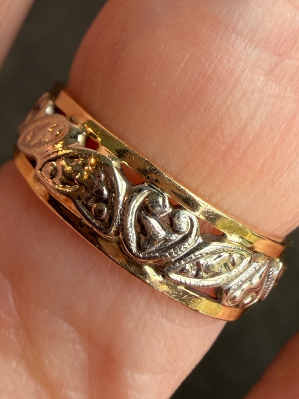 1930s Antique Art Deco 14k Yellow
White Gold Filigree Carved Heart Band - Picture 4 of 9